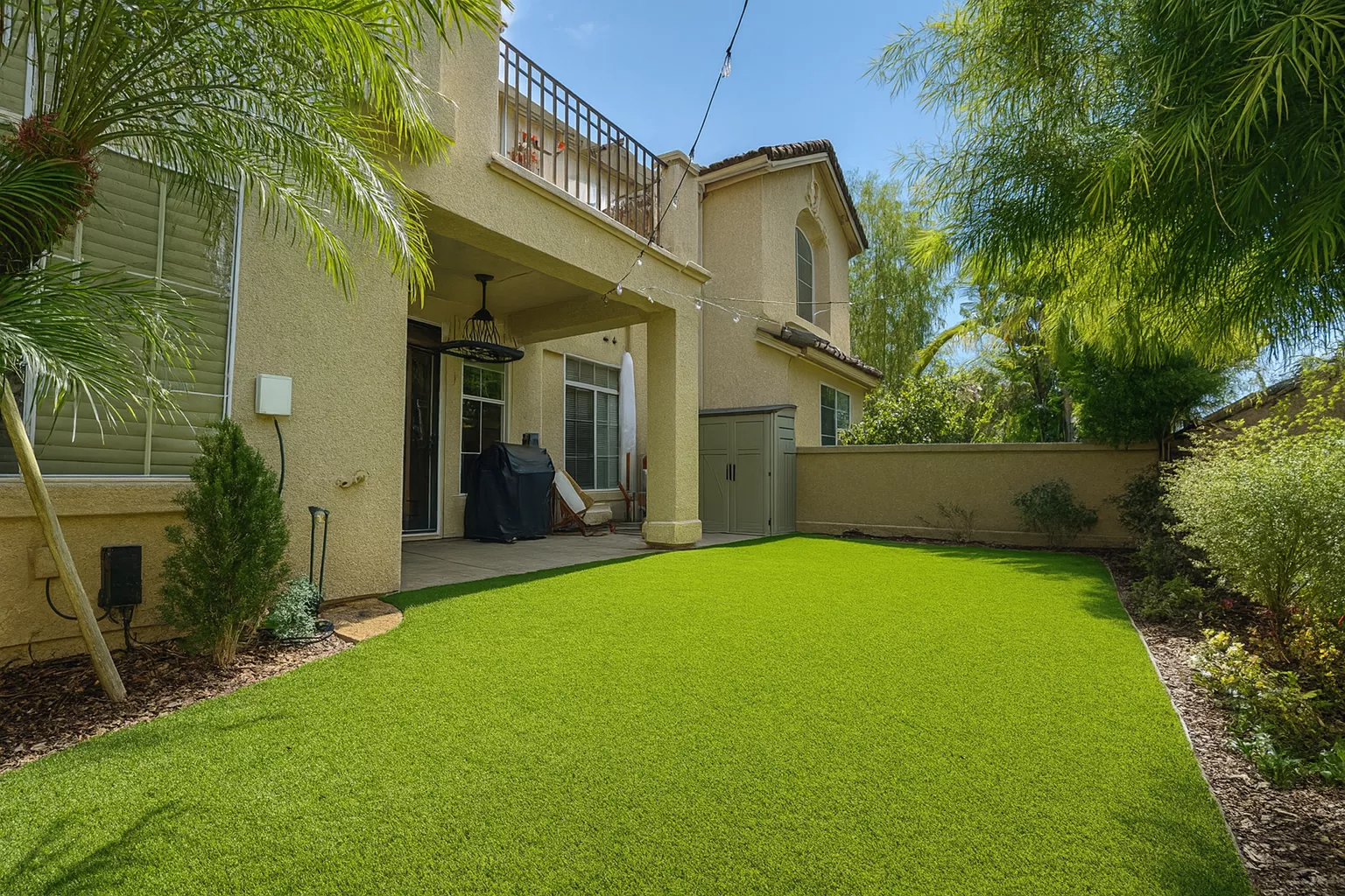 Standard landscaping turf